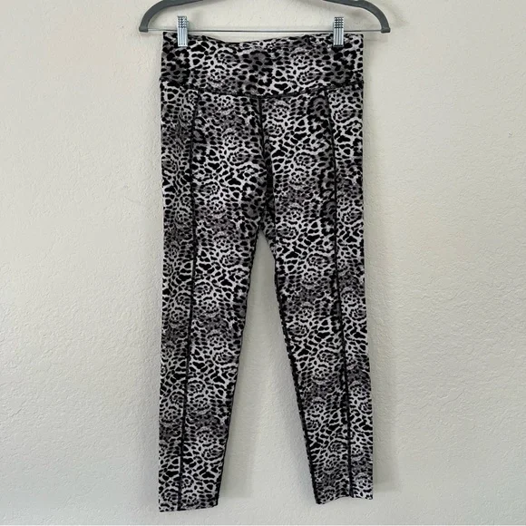 Betsey Johnson Performance Snow Leopard Cropped Leggings Tights Women’s Medium - Picture 1 of 9